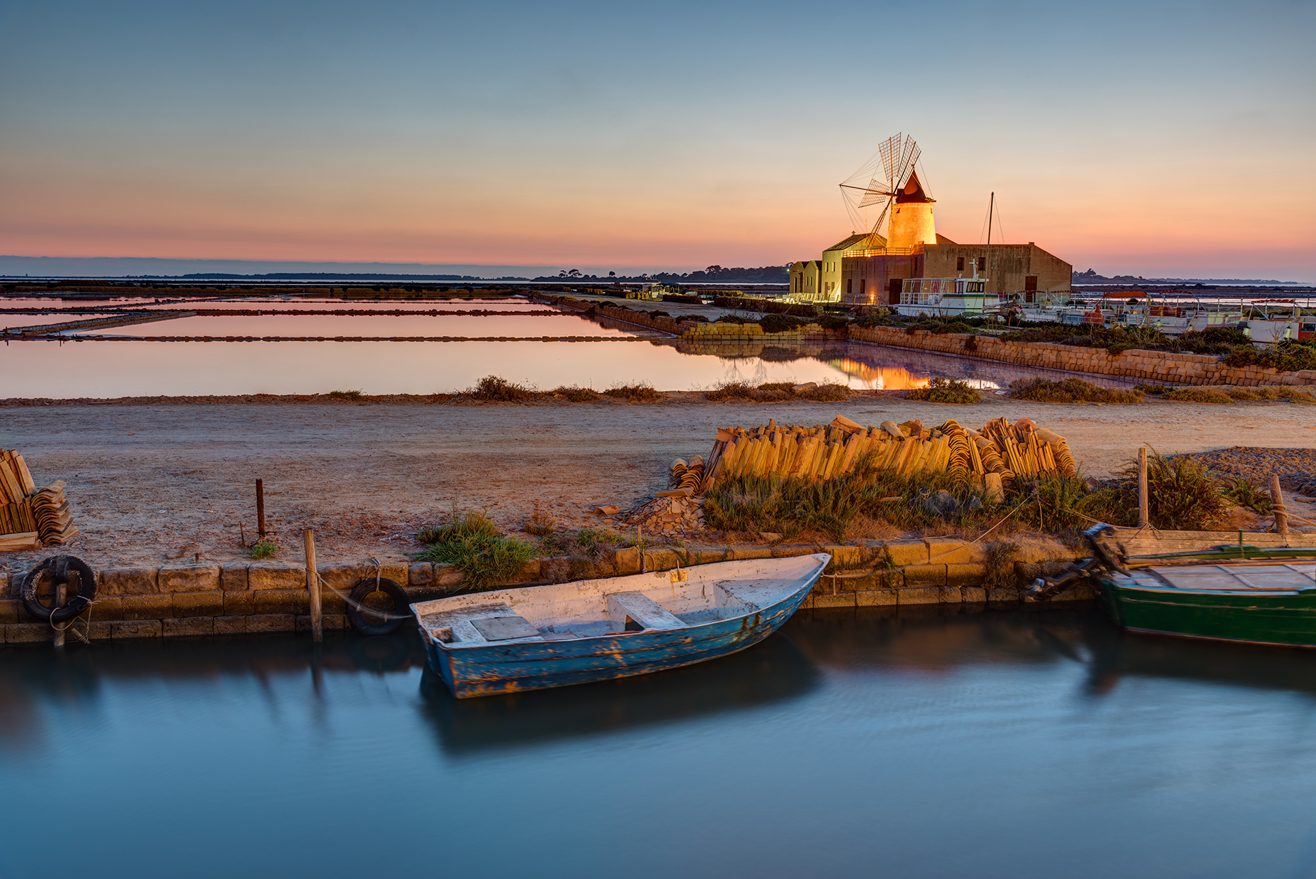 sunset-at-the-saltpans-of-marsala-PKQJRBY-1